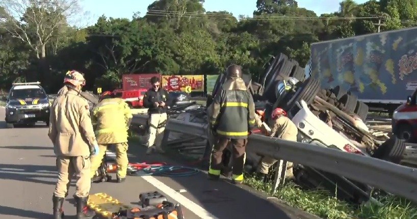 Carreta capota na BR-230 e homem fica preso às ferragens, em Santa Rita; trânsito é modificado