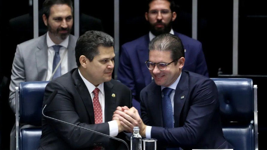Congresso diz, em nota de Hugo Motta e Alcolumbre, que está pronto para proteger economia após tarifa de Trump sobre Brasil