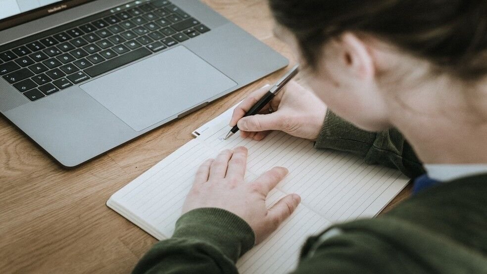 Curso de inglês online gratuito abre 10 mil vagas; saiba como se inscrever
