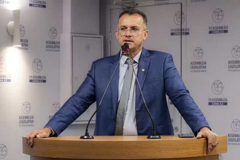 Deputado Sargento Neto aciona Ministério Público após criança dançar ‘proibidão’ em show de Anderson Neiff