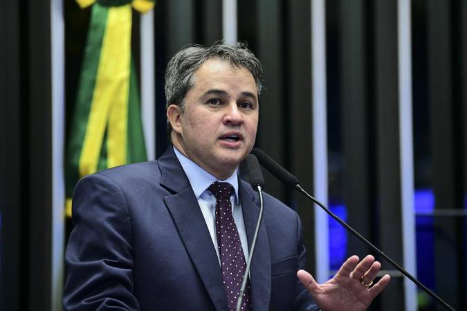 Efraim Filho critica operação da PF contra Bolsonaro e fala em “dois pesos e duas medidas”