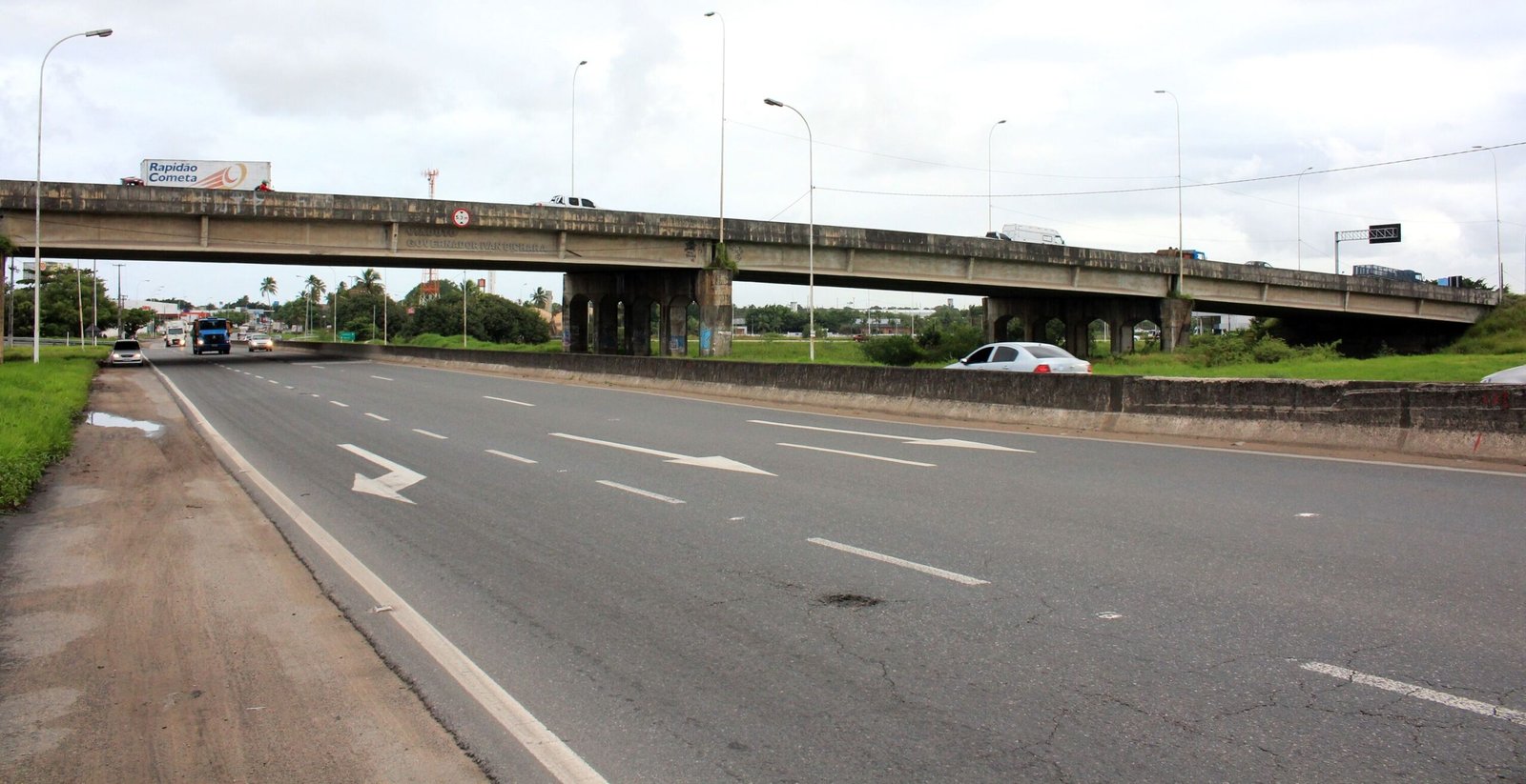 Engavetamento de cinco veículos deixa trânsito congestionado na BR-230, no viaduto das Três Lagoas
