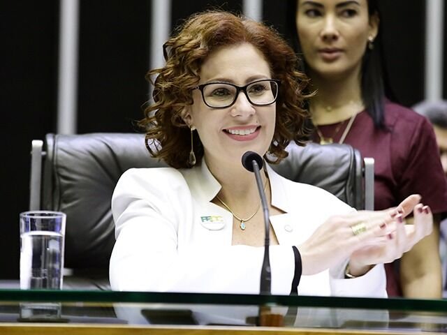 Foragida e com redes bloqueadas, Zambelli posta vídeo com crítica a Moraes