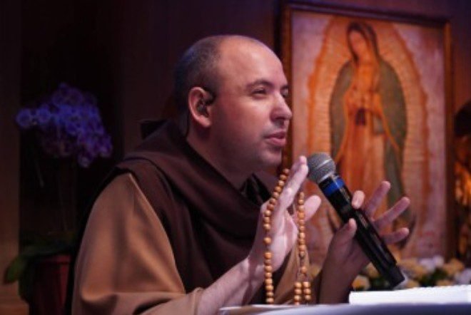 Frei Gilson vai se apresentar na orla de João Pessoa, anuncia Cícero Lucena