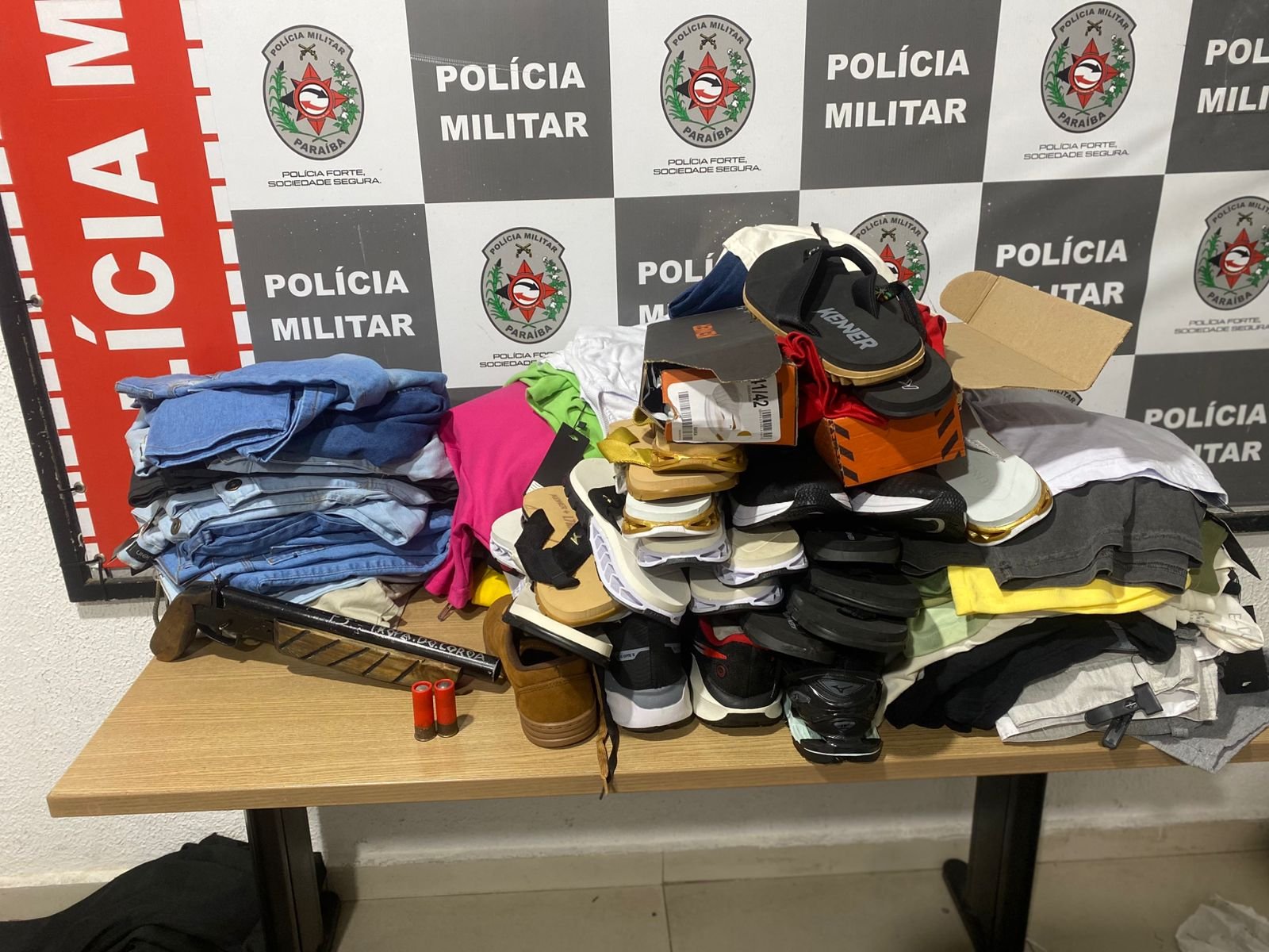 Gangue invade loja, rouba calçados e roupas em Mangabeira