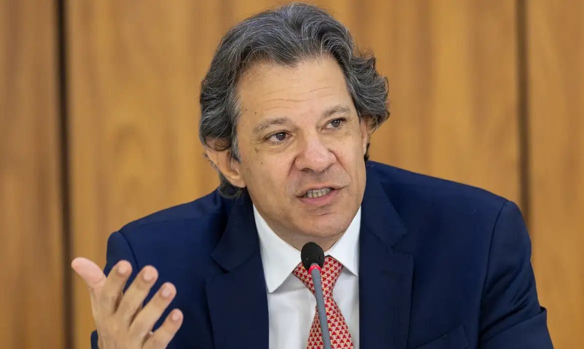 Haddad nega retaliação ao tarifaço de Trump e diz que Brasil não avalia taxar dividendos