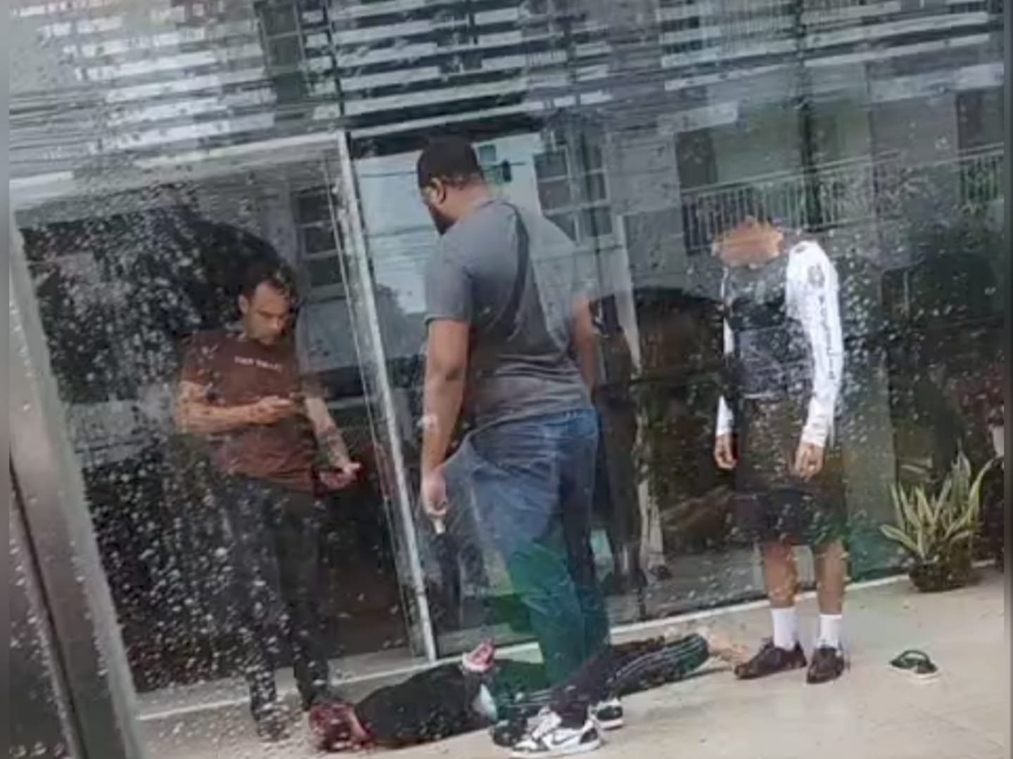 Homem é preso após tentar roubar carro de influenciador na Praia de Tambaú e trocar tiros com policial