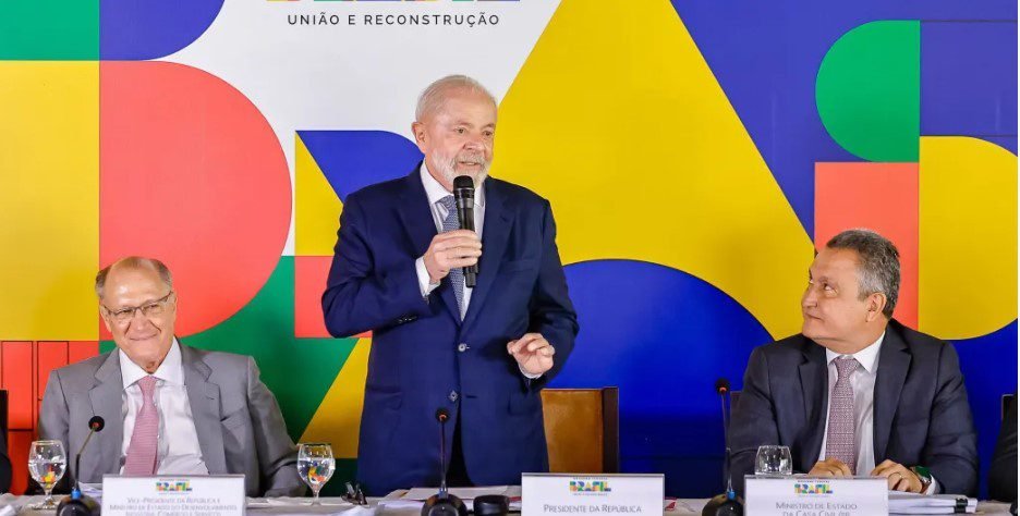 Lula sobe o tom contra Hugo Motta e David Alcolumbre e detona derrubada do IOF
