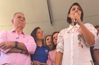 Michelle Bolsonaro critica “censura” ao marido e diz que os direitos dele estão sendo violados