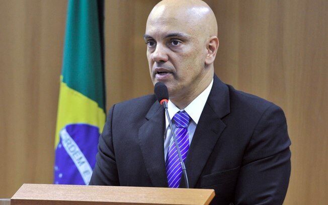Moraes intima advogados e alerta sobre risco de prisão de Bolsonaro por descumprimento de medida cautelar