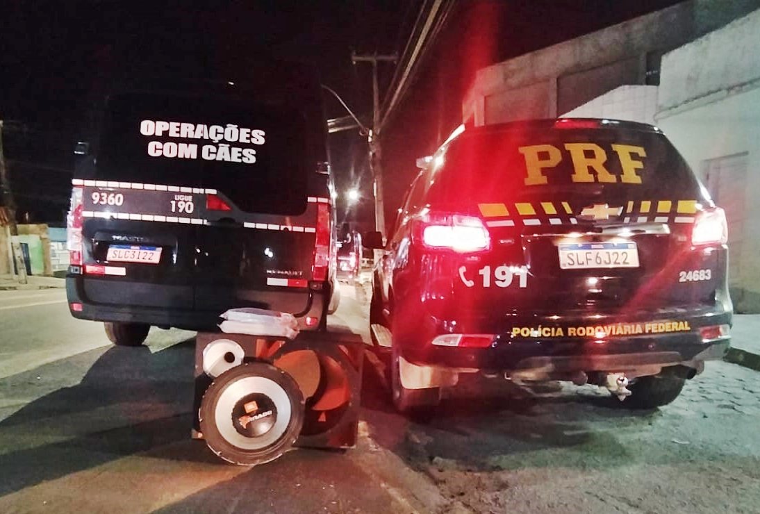 PRF apreende 2 kg de cocaína escondida em caixa de som de carro em Campina Grande