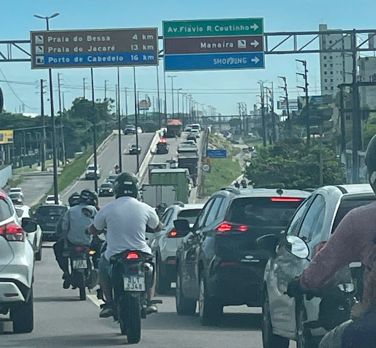 caminhão ‘trava’ trânsito na BR-230, que tem engarrafamento de 6km em João Pessoa