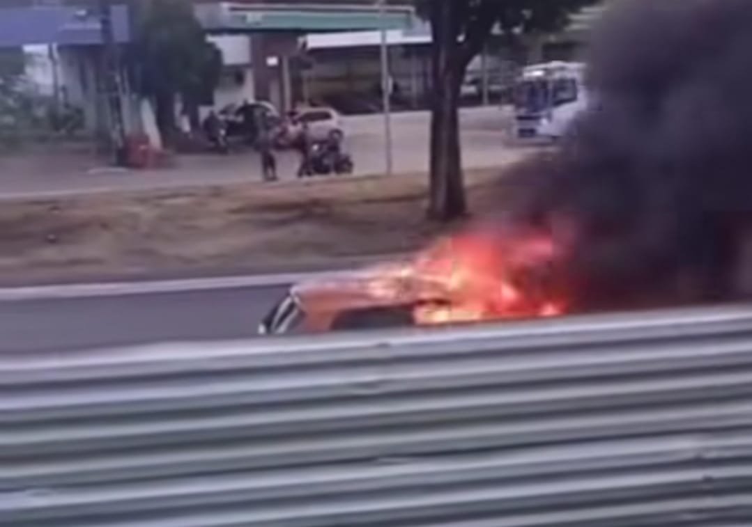 carro pega fogo na principal de Cruz das Armas