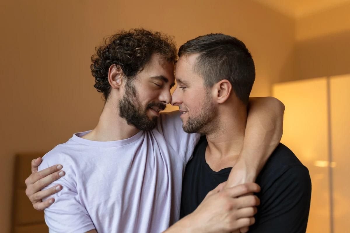 homens que sentem atração por outros homens, mas se dizem héteros