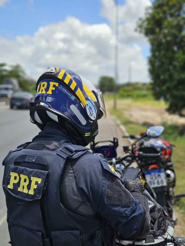 motorista perde controle de carro e sofre acidente na BR-101 em Santa Rita