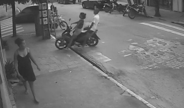 mulher perde controle de moto, quebra porta de vidro e invade clínica de estética em Mamanguape