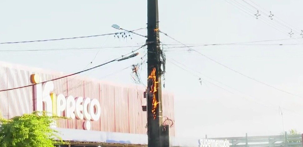 poste pega fogo em uma das principais avenidas de Santa Rita