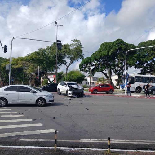 Acidente deixa carro destruído e trânsito lento no Centro de João Pessoa