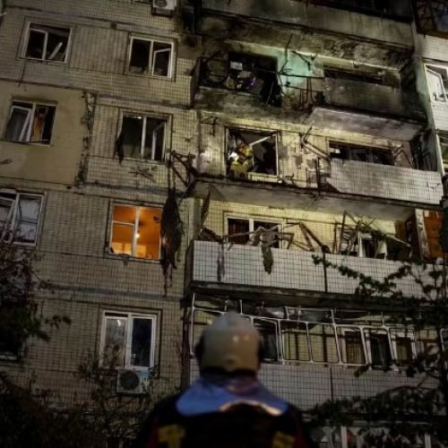 Após troca de prisioneiros, Rússia ataca a capital da Ucrânia e deixa ao menos 15 feridos