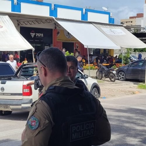 Ataque a tiros termina com três teridos na frente de restaurante em Intermares