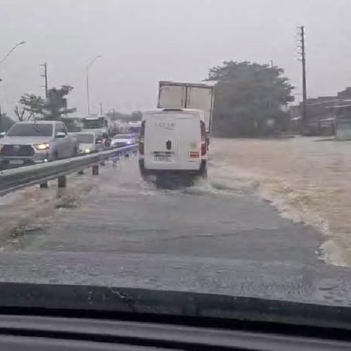 BR-230 tem alagamento e trânsito lento, após rio transbordar na Grande João Pessoa; VÍDEOS