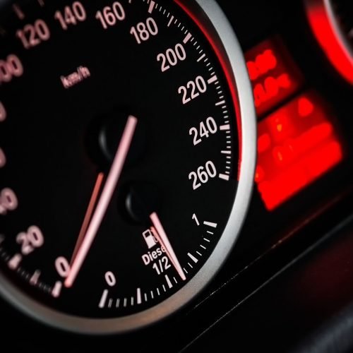 Bandidos assaltam policial e roubam carro em João Pessoa