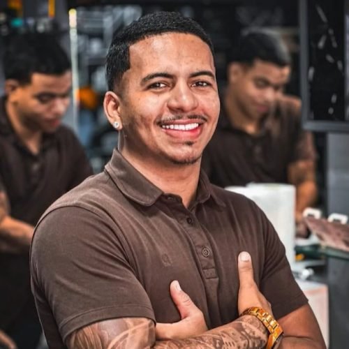 Barbeiro de 25 anos é assassinado a tiros e duas pessoas são baleadas em Cruz das Armas