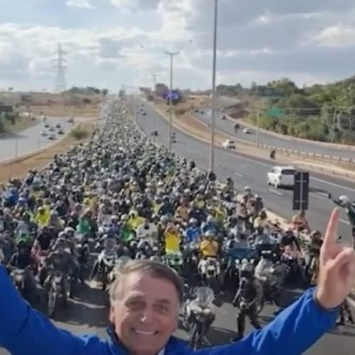 Bolsonaro participa de motociata com apoiadores em Brasília