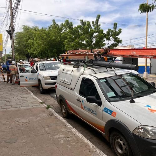 Cabo Branco fica sem energia após queda de árvores