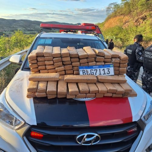 Caminhão com carga de maconha tomba e motorista é preso no Sertão da Paraíba