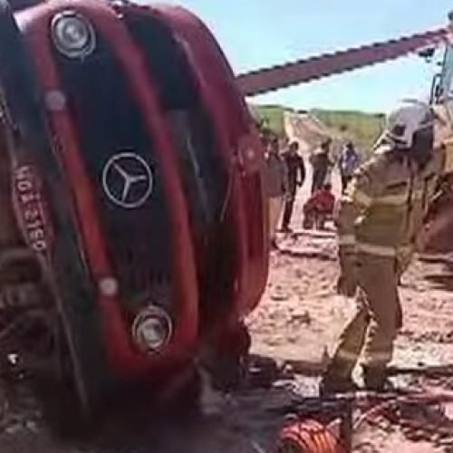 Caminhão-pipa capota na estrada de Praia de Campina e motorista é socorrido de helicóptero