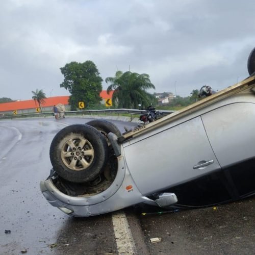 Capotamento de carro é registrado na BR-230 em Santa Rita