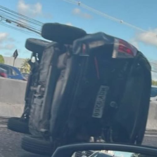 Capotamento deixa trânsito lento na BR-230, em João Pessoa