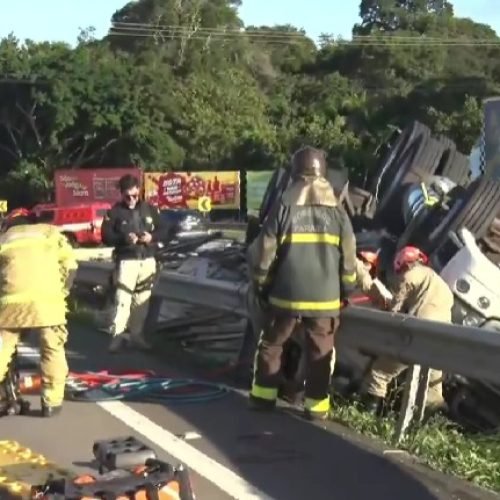 Carreta capota na BR-230 e homem fica preso às ferragens, em Santa Rita; trânsito é modificado