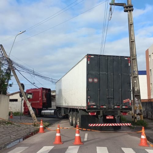 Carreta derruba fiação, interdita rua e deixa moradores sem energia no José Américo