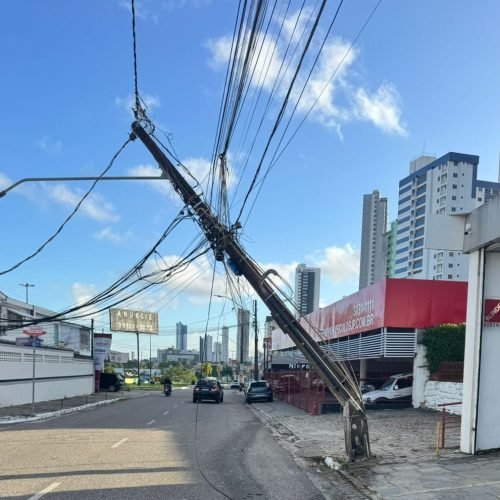 Carro colide com poste e estrutura ameaça cair; desvios é feito entre Ruy Carneiro e BR-230