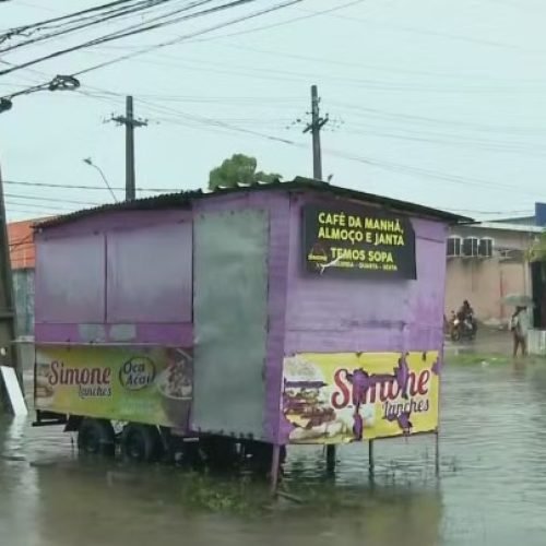 Chuva no Grande Recife: duas pessoas morrem após levar choque elétrico em avenida alagada