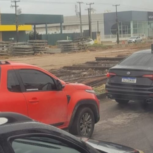Chuvas e obras na BR-230 deixam trânsito lento entre João Pessoa e Cabedelo