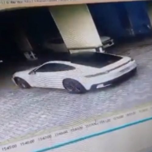 Criança liga Porsche do vizinho e bate em parede de condomínio de Santa Catarina