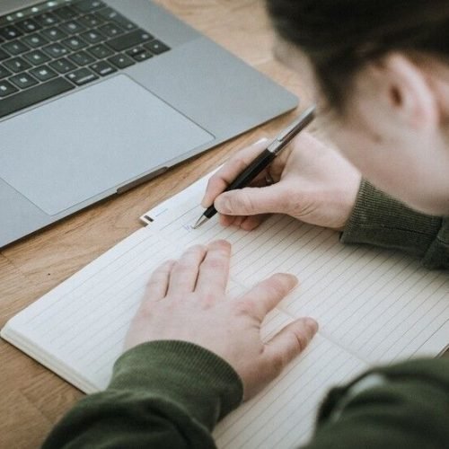 Curso de inglês online gratuito abre 10 mil vagas; saiba como se inscrever