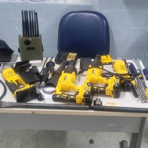 Dupla suspeita de organizar ataque a banco é presa e equipamentos apreendidos em rodovia entre Paraíba e Pernambuco