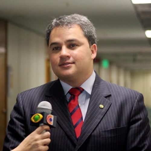 Efraim Filho confirma a pré-candidatura ao governo do estado e aponta o outubro como prazo máximo para definição de chapas