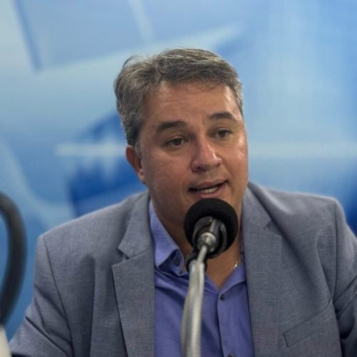 Efraim Filho deixa cargos no governo Lula à disposição