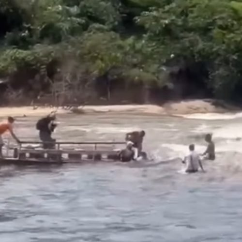Embarcação é arrastada por correnteza, quase vira e passageiros pulam para se salvar em praia na Paraíba