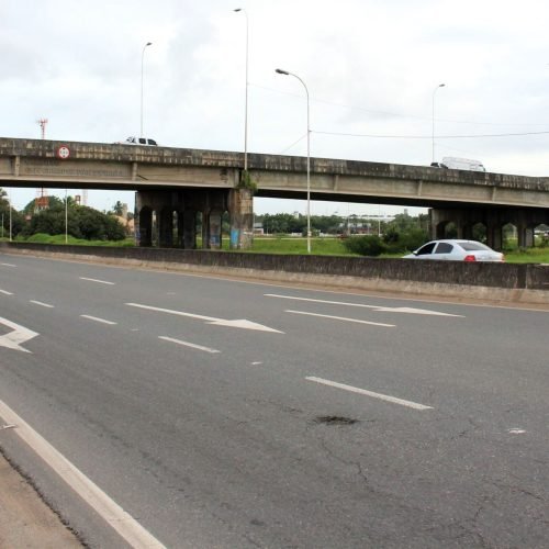 Engavetamento de cinco veículos deixa trânsito congestionado na BR-230, no viaduto das Três Lagoas
