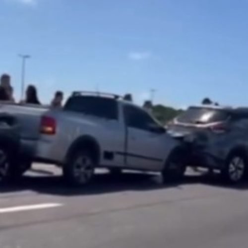 Engavetamento envolvendo seis veículos no Viaduto do Cristo deixa trânsito lento na BR-230, em João Pessoa
