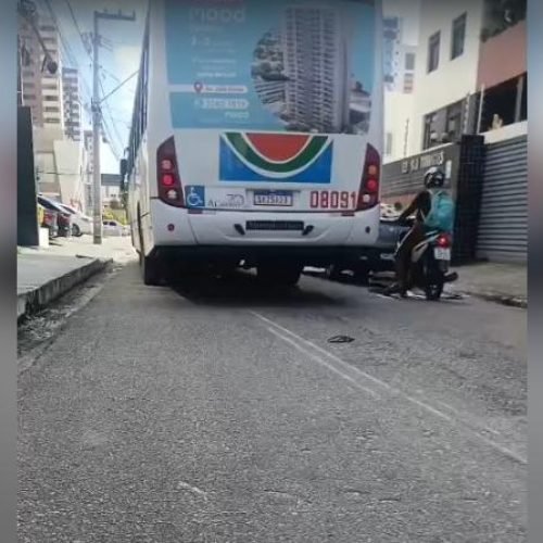 Entregador por aplicativo morre em colisão com ônibus no bairro de Manaíra, em João Pessoa