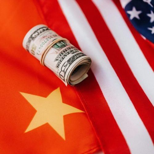 Estados Unidos e China anunciam redução de tarifas recíprocas após acordo durante reunião em Genebra