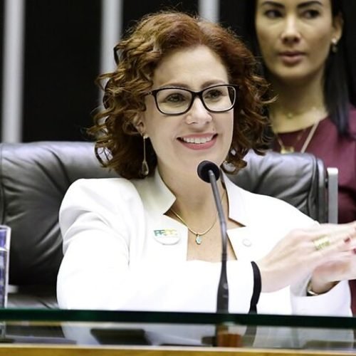 Foragida e com redes bloqueadas, Zambelli posta vídeo com crítica a Moraes