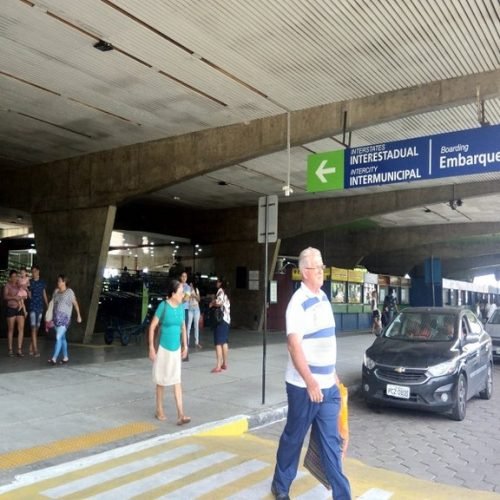 Greve de motoristas de empresa de ônibus provoca tumulto no terminal Rodoviário de João Pessoa e revolta passageiros